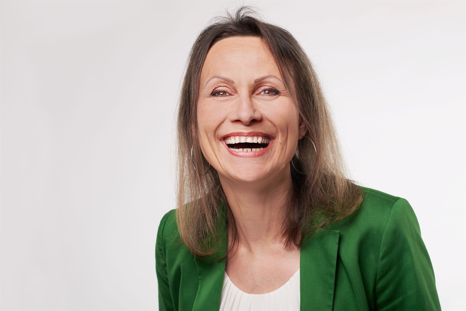 Mag. Sabine Hofer lacht herzlich